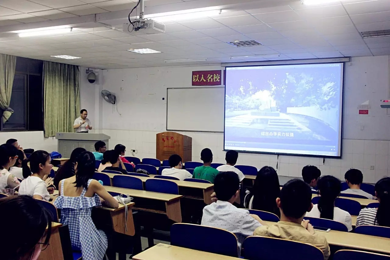 (图为 同学们观看三峡大学宣传片)